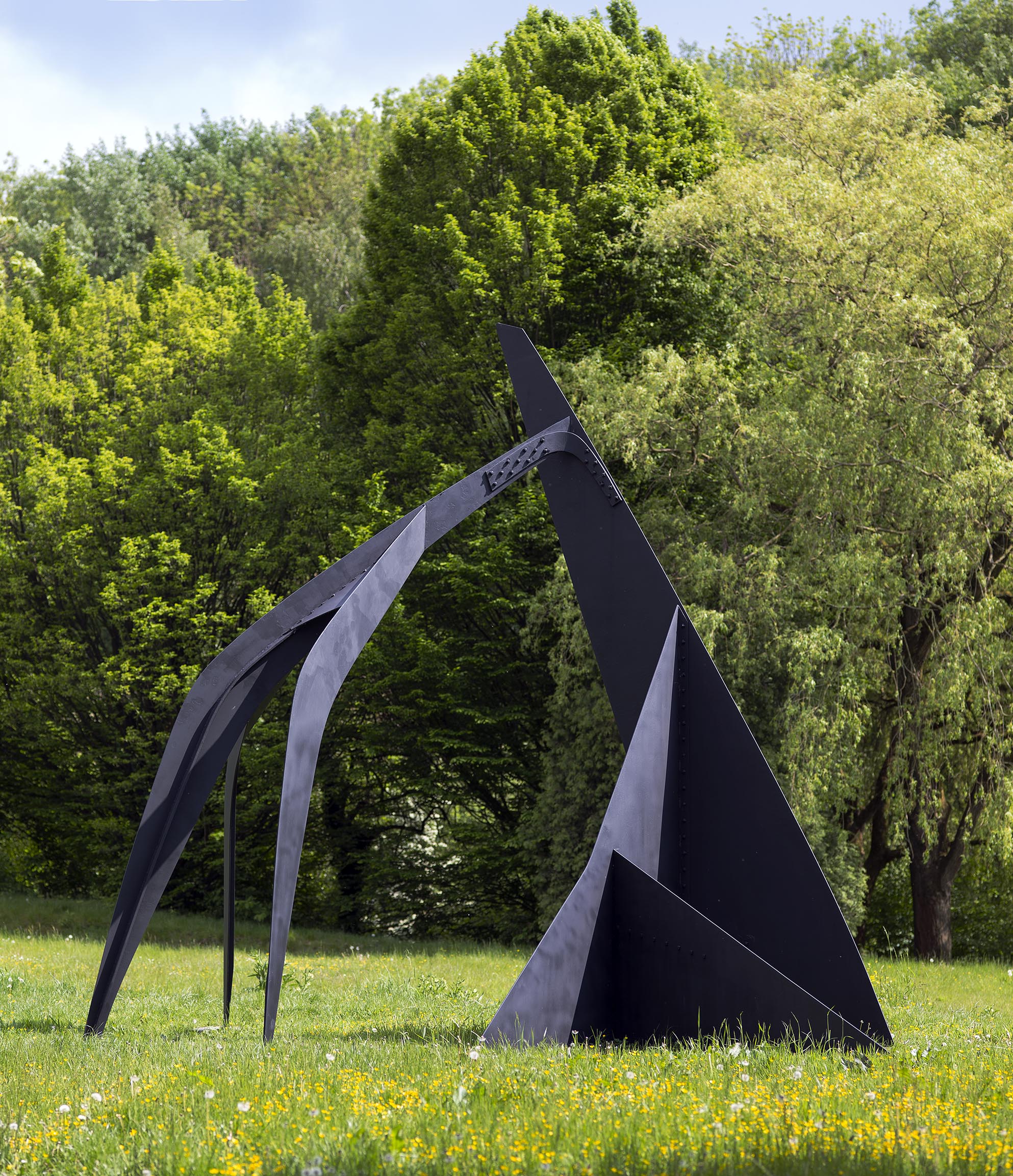 Guillotine pour huit d'Alexander Calder dans le parc du LaM