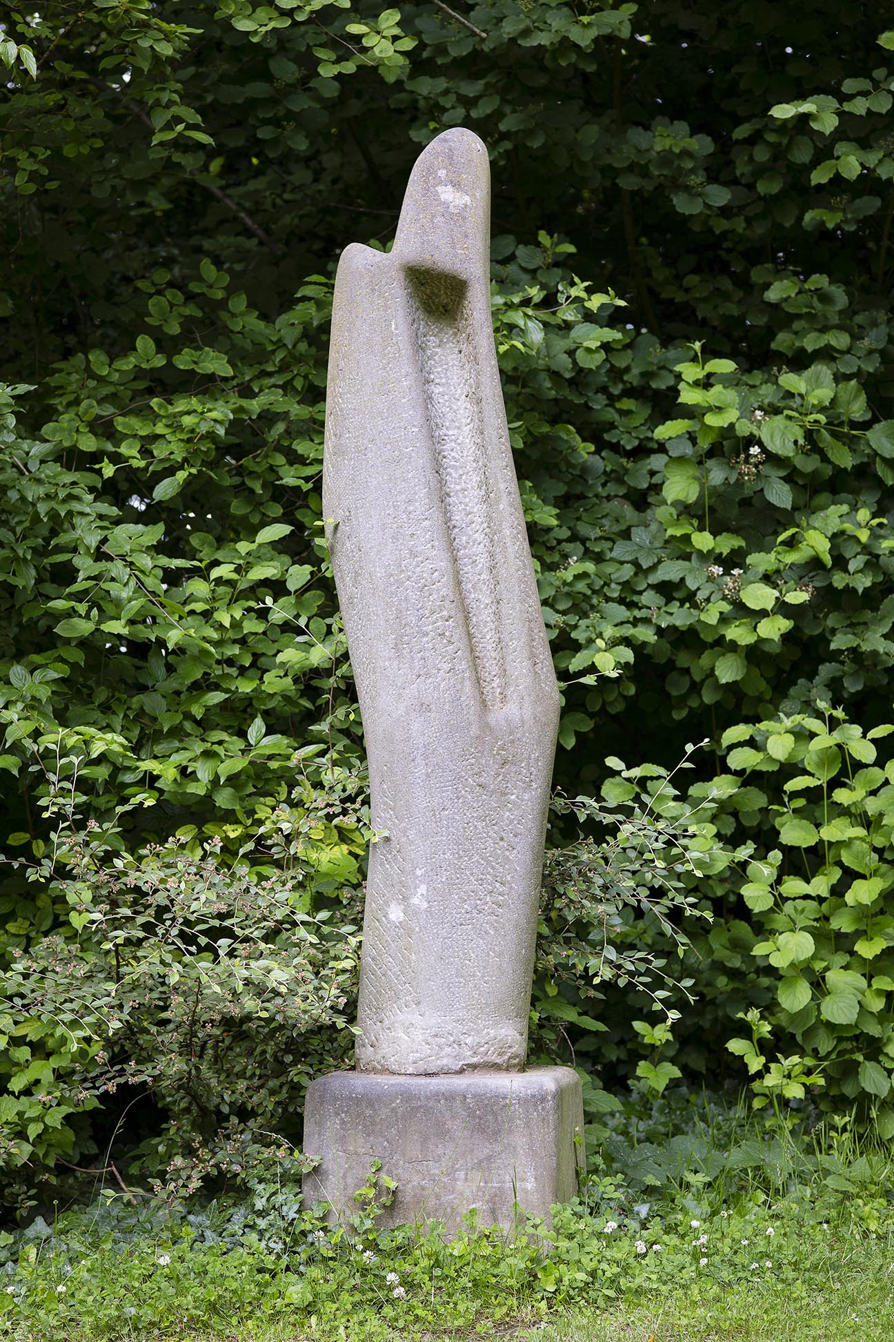 Figure debout d'Eugène Dodeigne dans le parc du LaM