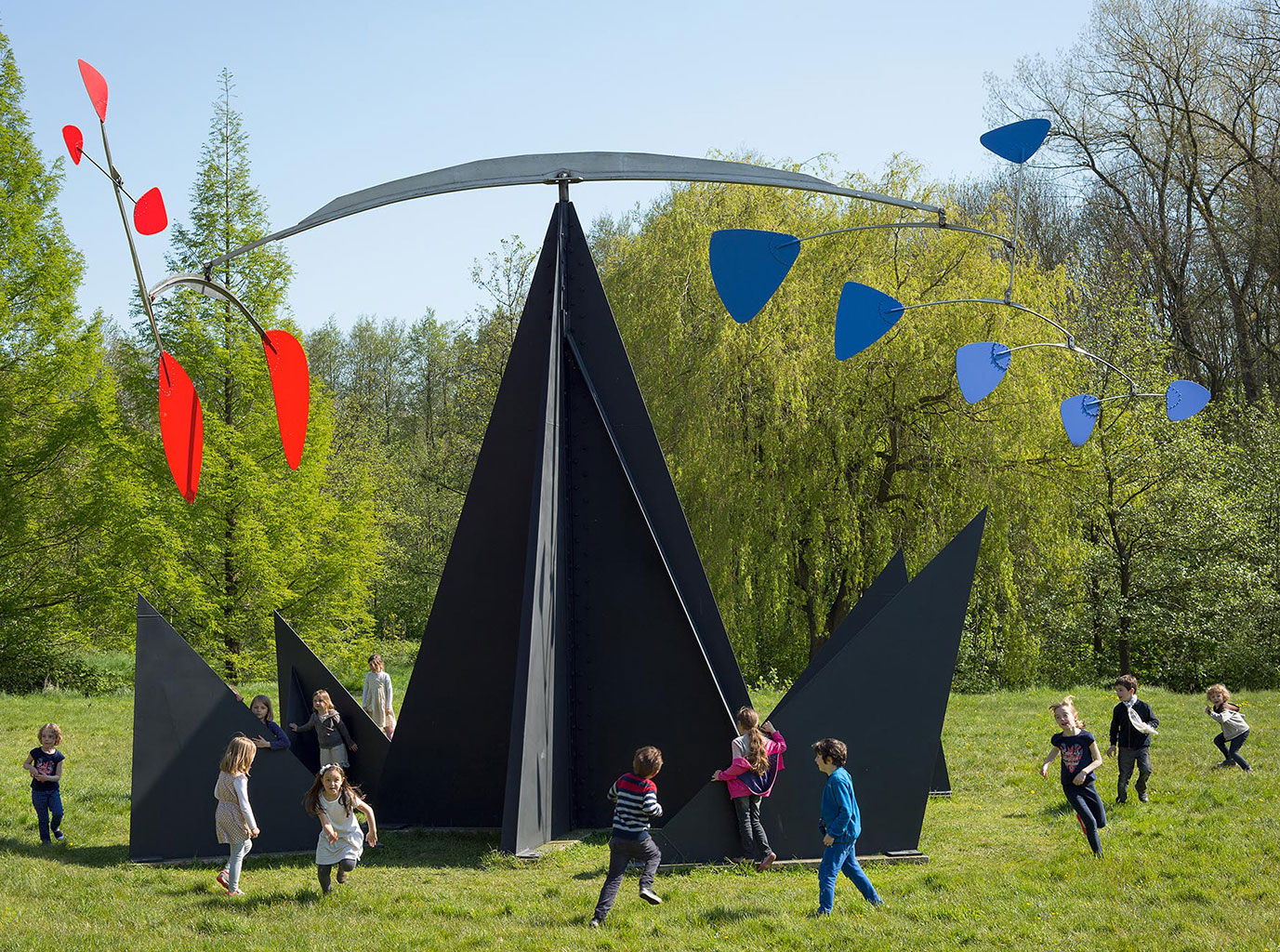 Enfants autour de "Reims, Croix du Sud" d'Alexander Calder dans le parc du LaM