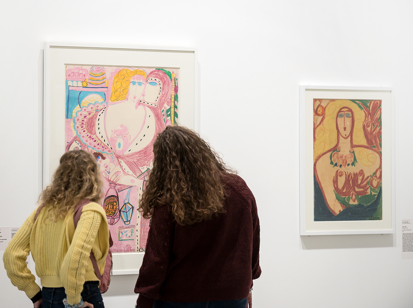 Deux visiteuses regardant une toile.
