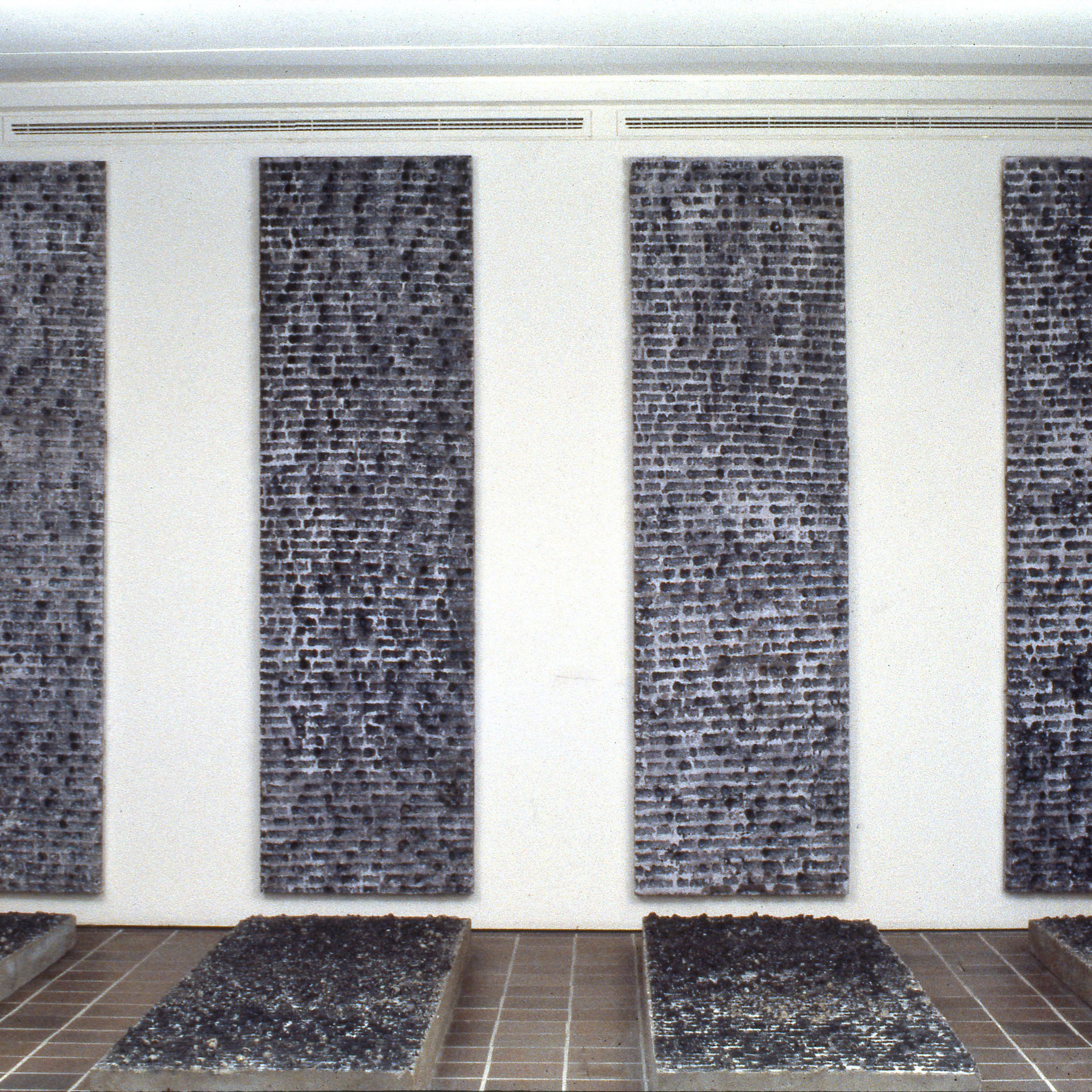 Œuvre dans une salle d'exposition du musée présentant une partie de l'œuvre au mur et l'autre au sol.