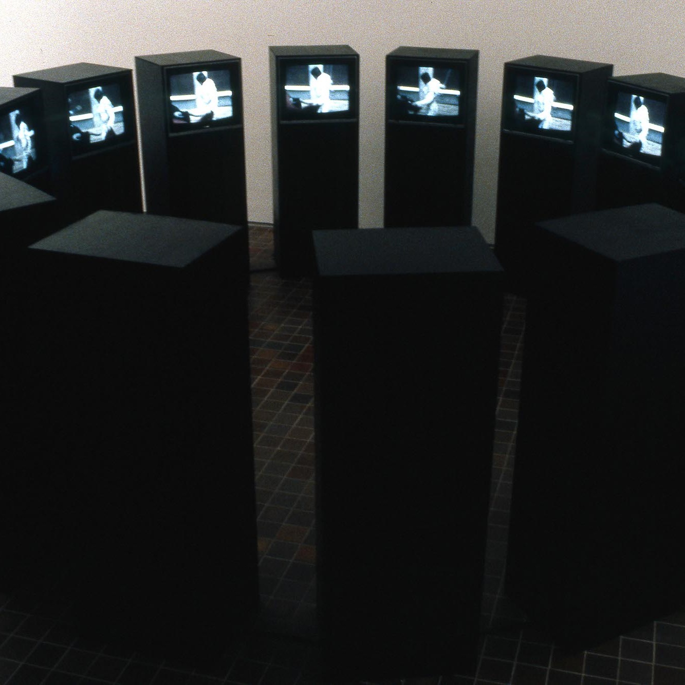 Ecrans de télévision mis en cercle.