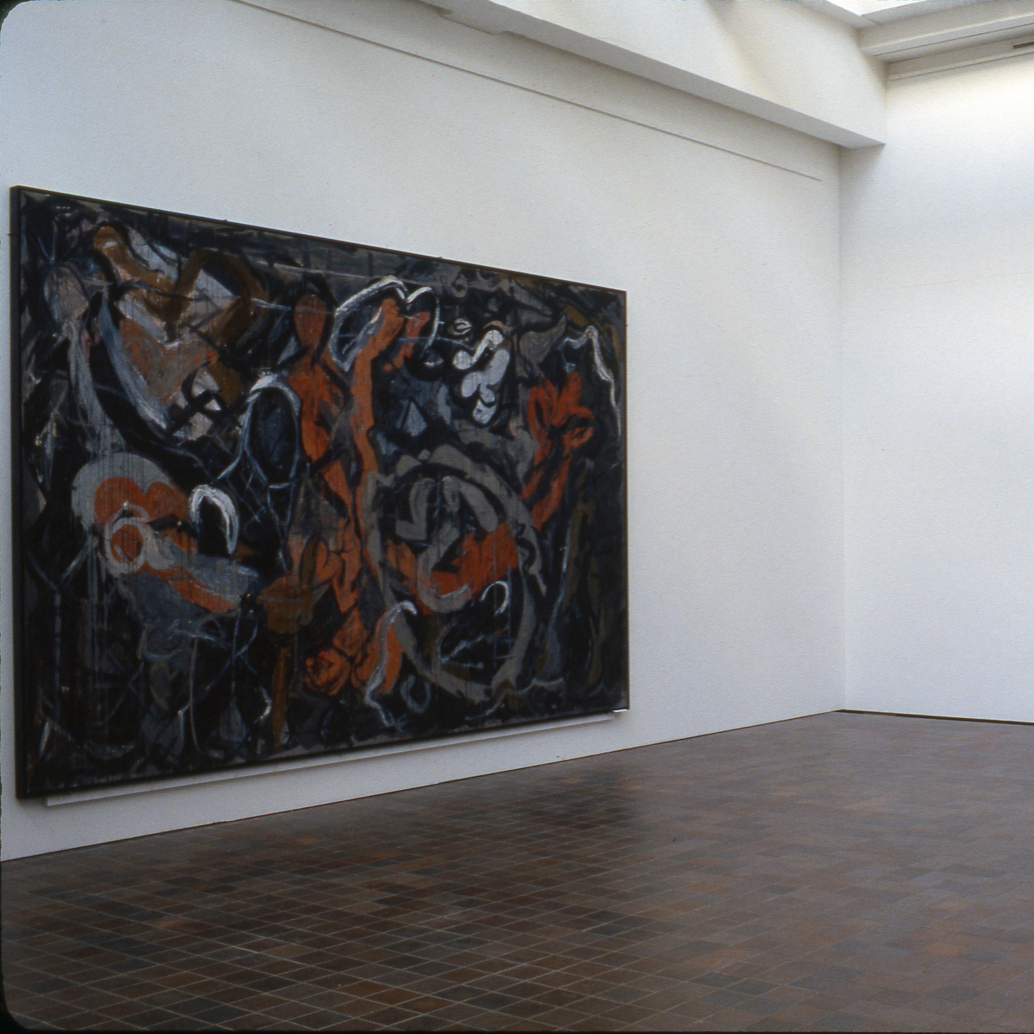 Salle d'exposition présentant une toile.