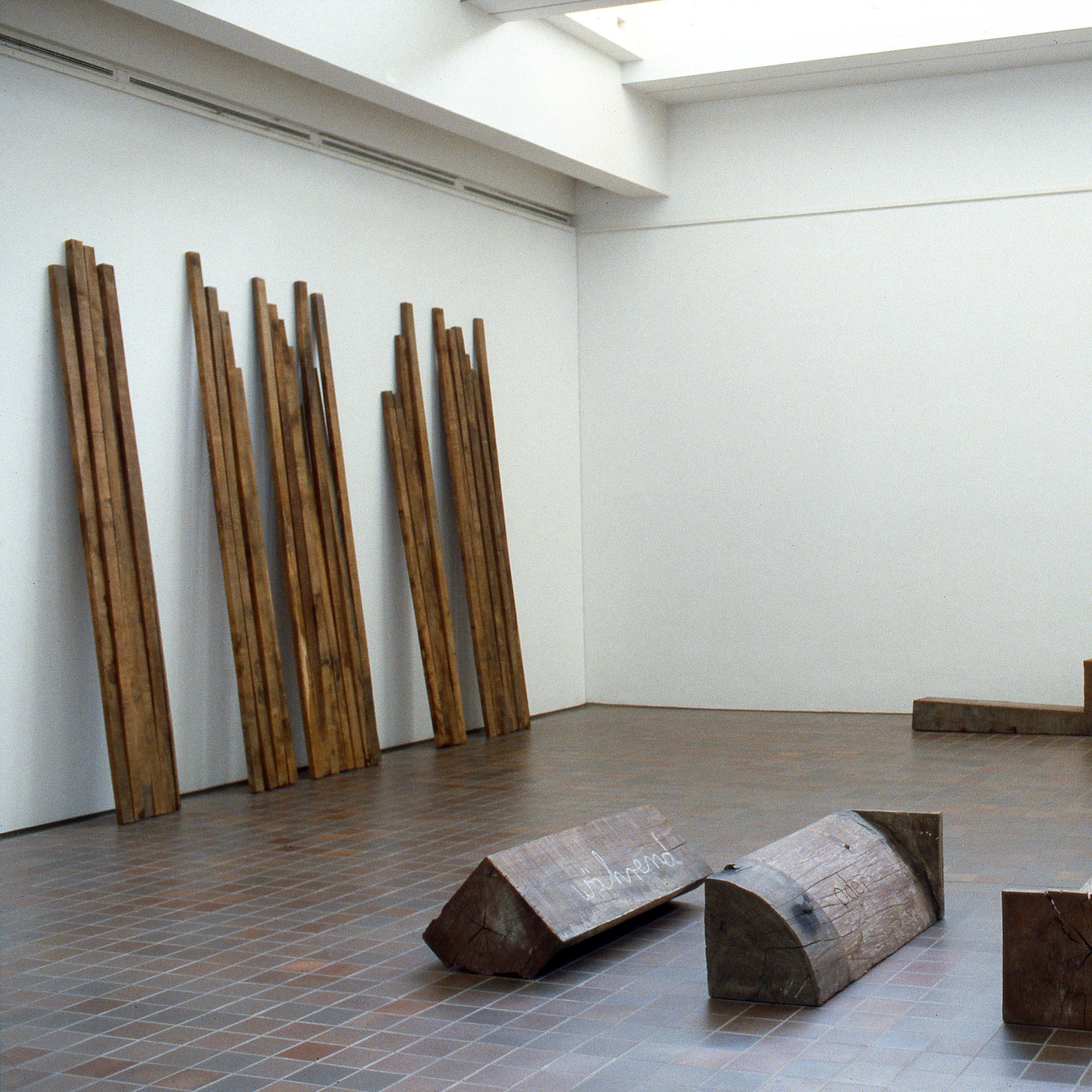 Salle d'exposition avec sculptures en bois.