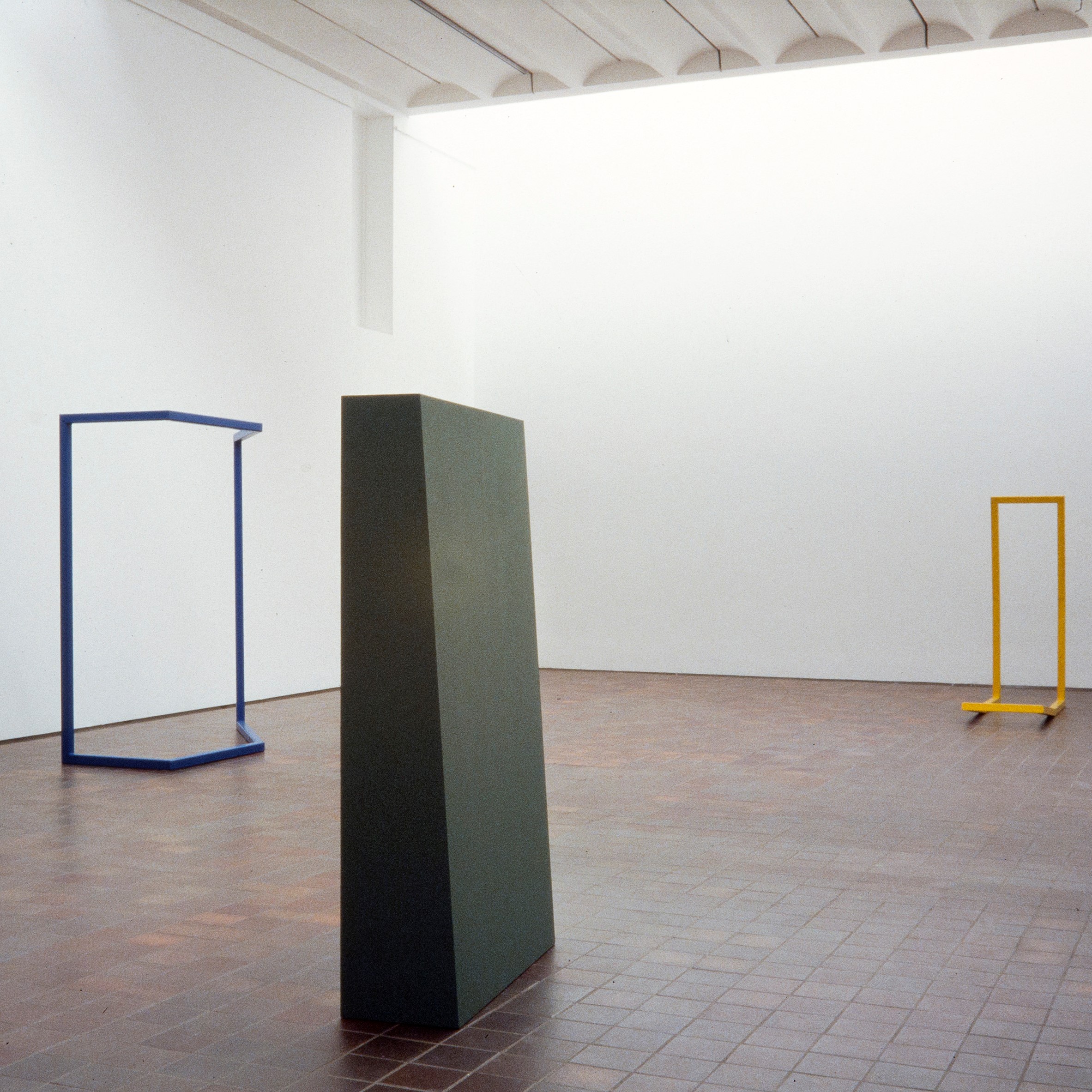 Structure et œuvres de Coignet dans une salle d'exposition du musée.