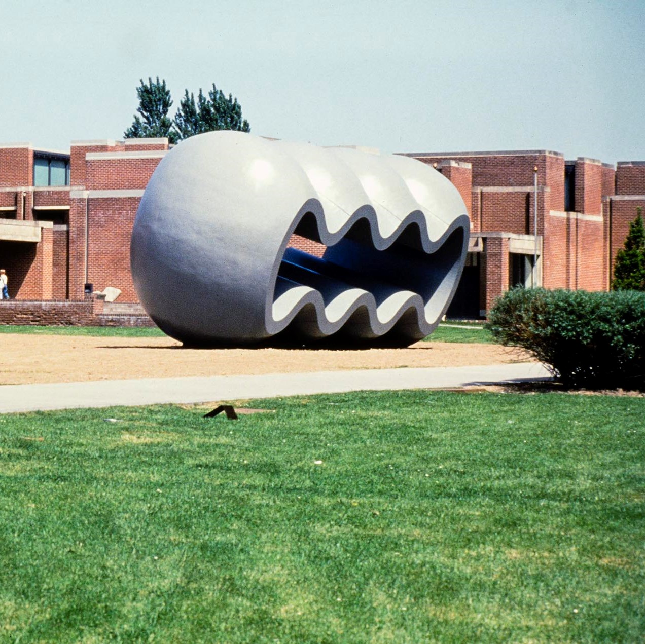 Vue sur la sculpture monumentale de Deacon, dans le parc du LaM.
