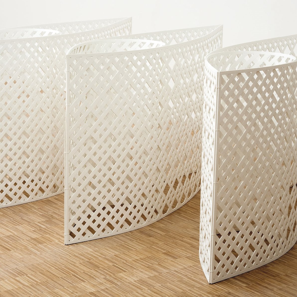 Sculptures blanche en forme d'amandes.