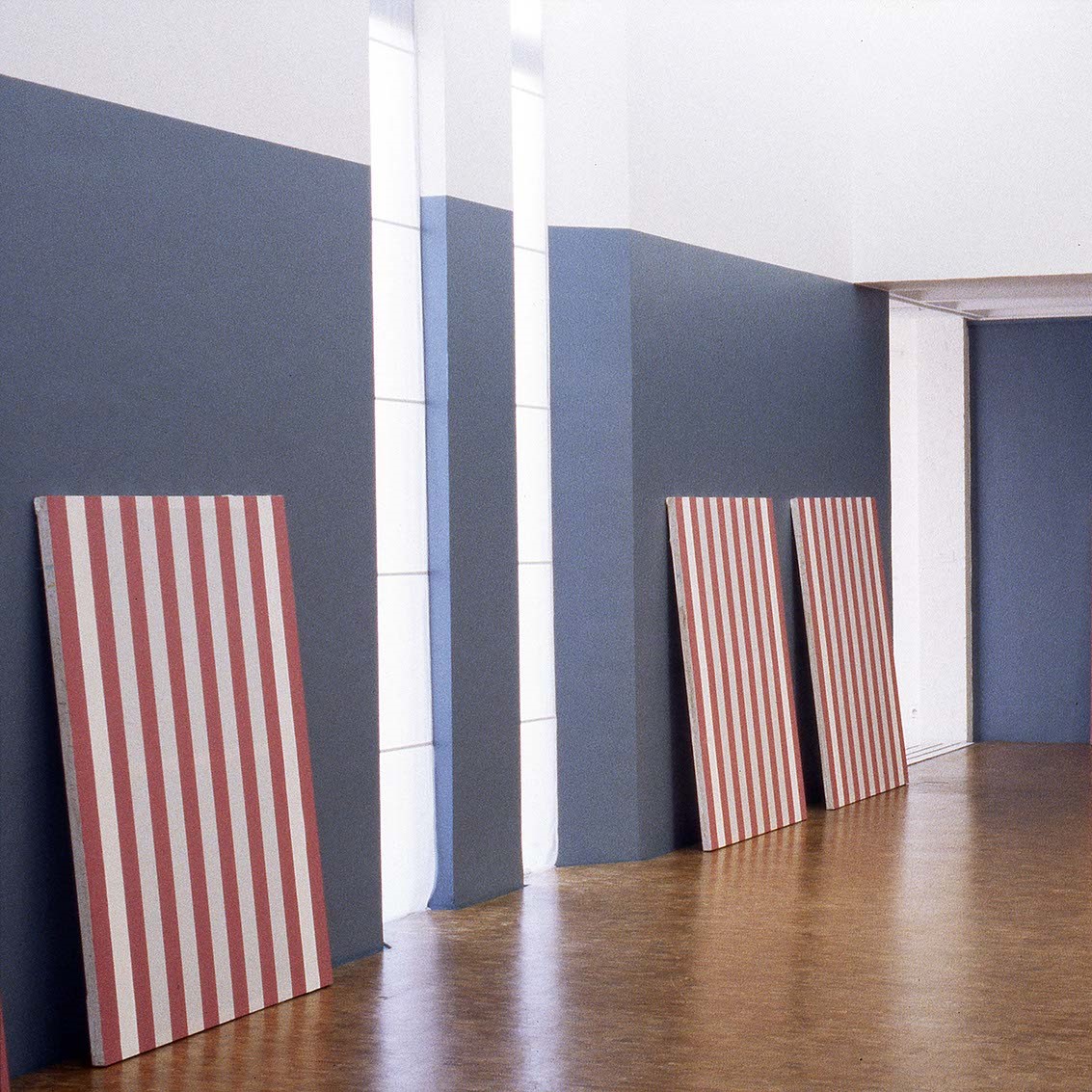 Salle d'exposition et œuvres apposé au mur.