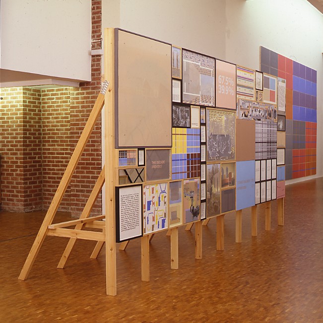 Panneau dans une salle d'exposition du musée avec tableaux.