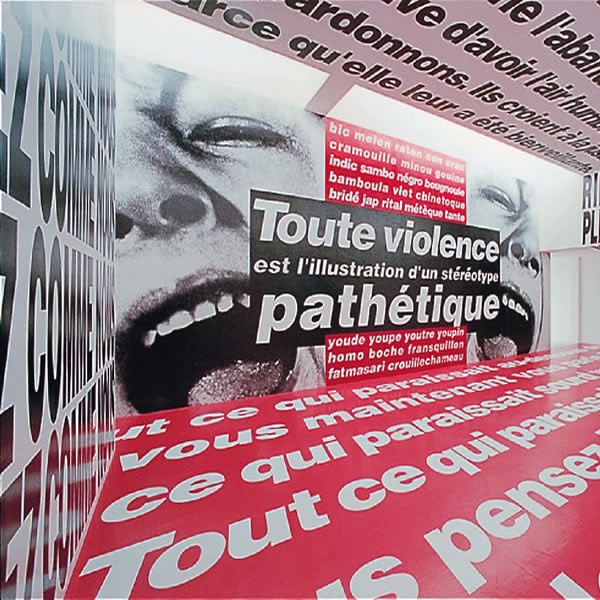 Salle d'exposition recouverte de messages.