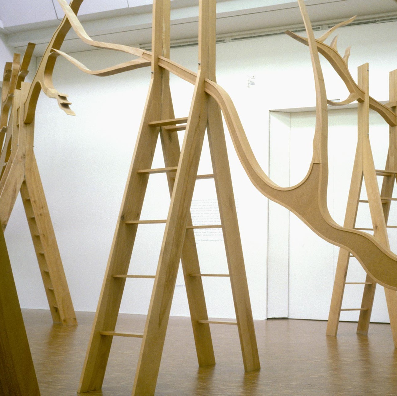 Echelles et sculptures en bois.