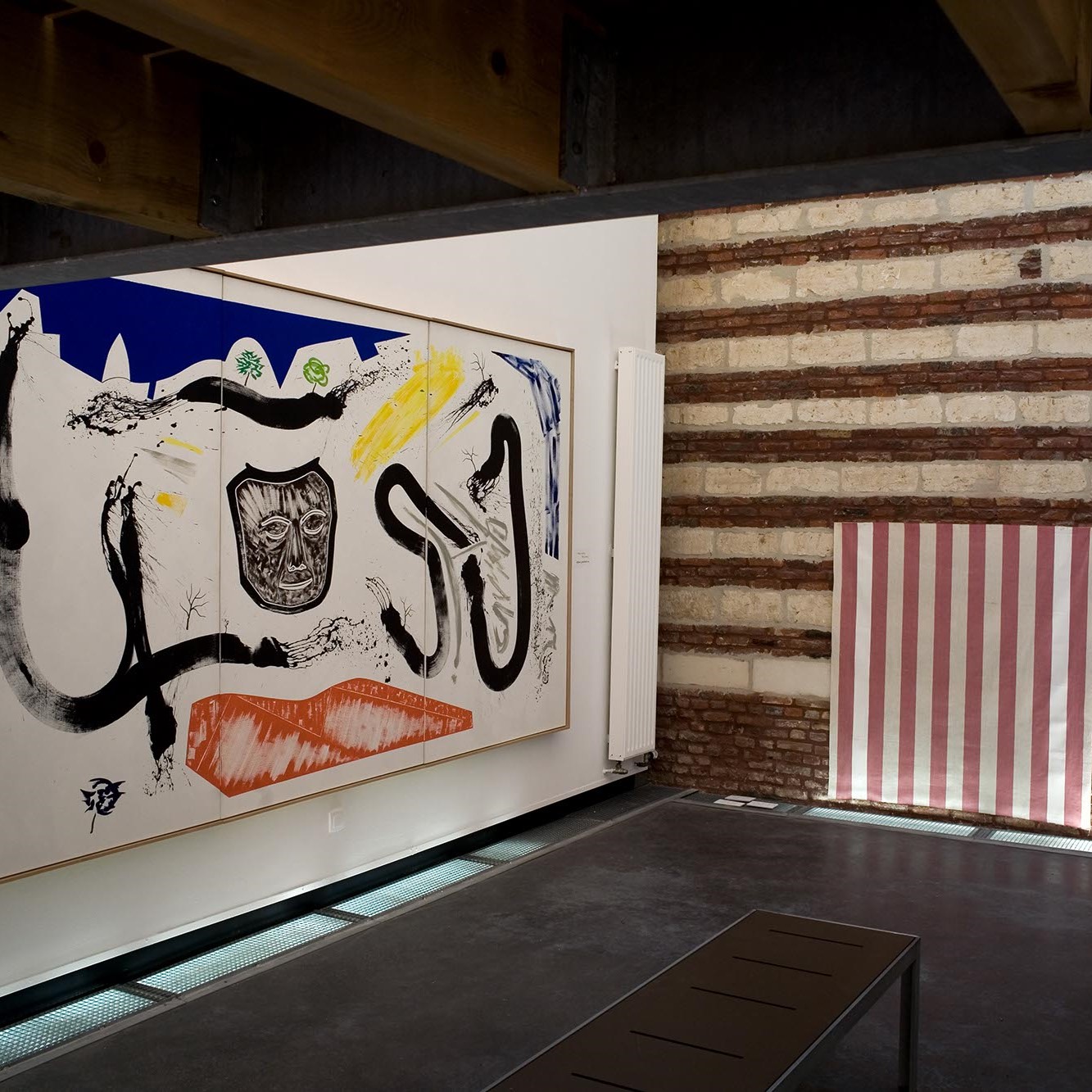 Deux œuvres dans une salle d'exposition.