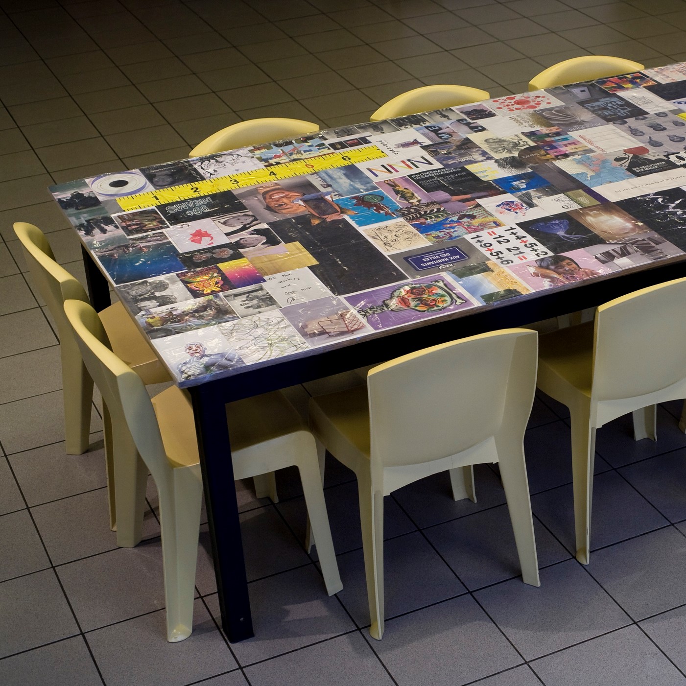 Table recouverte d'affiches.