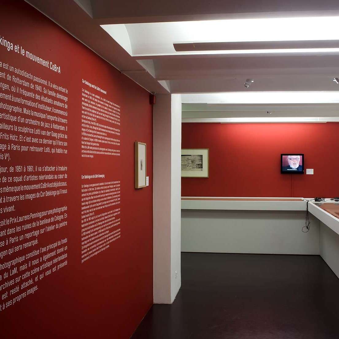 Photographie texte de salle et salle d'expositon.