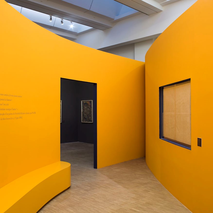 Couloir d'exposition jaune.