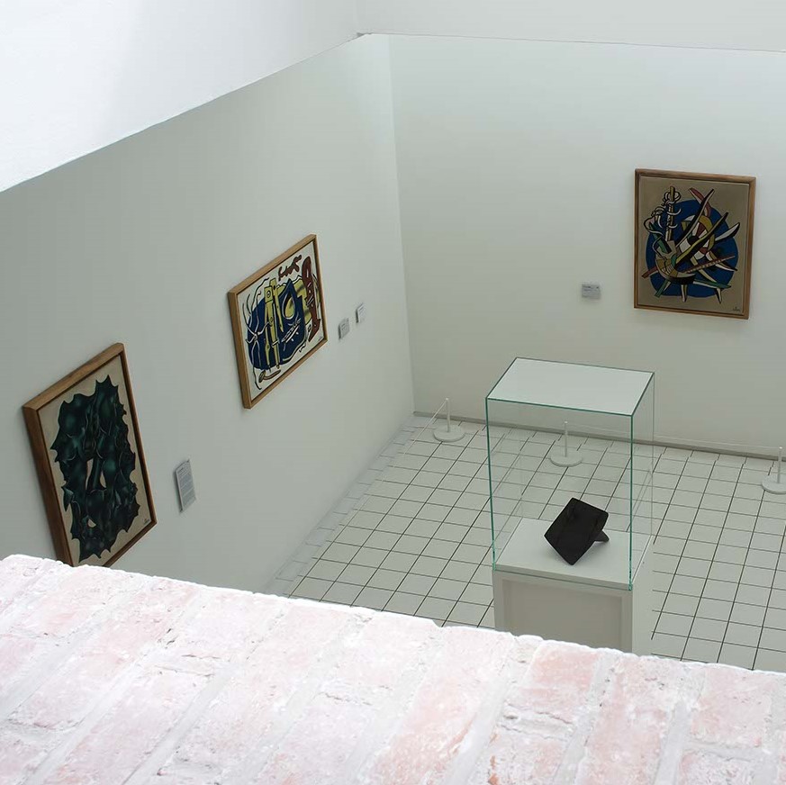 Vue de haut d'une salle d'exposition.