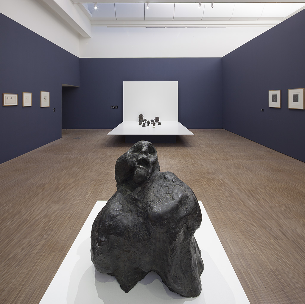 Salle d'exposition avec sculptures.