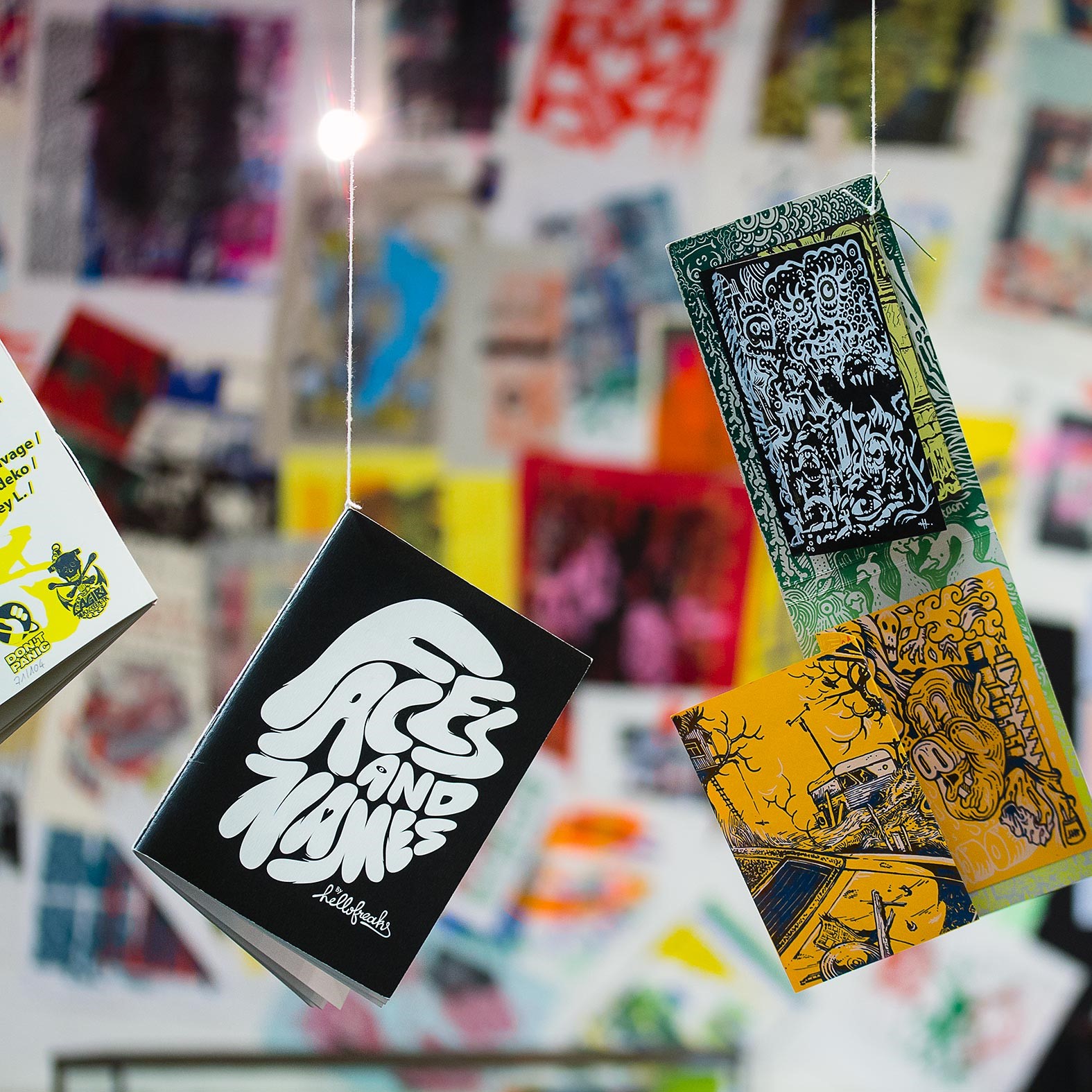 Petits livres suspendus.