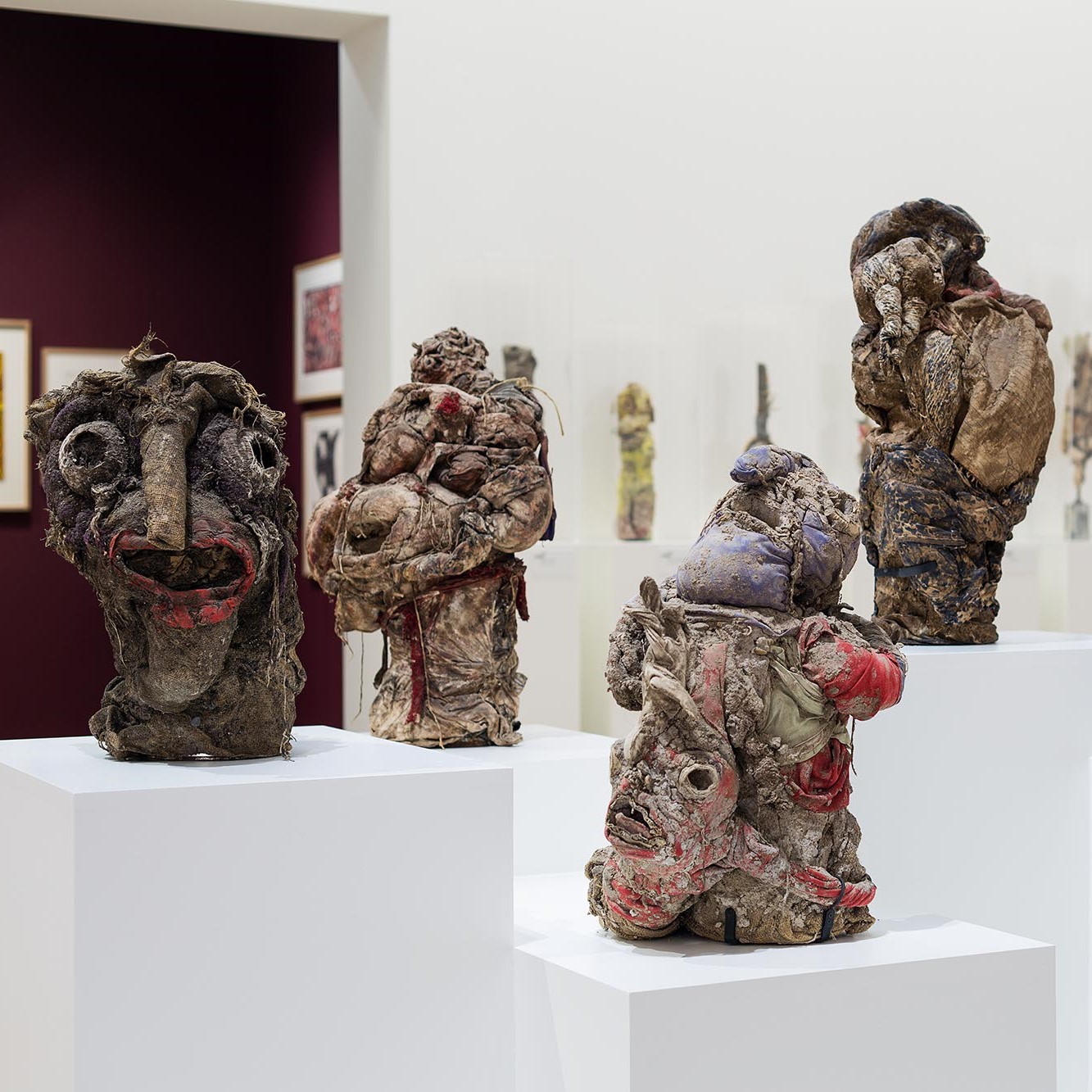 Sculptures représentant des têtes.