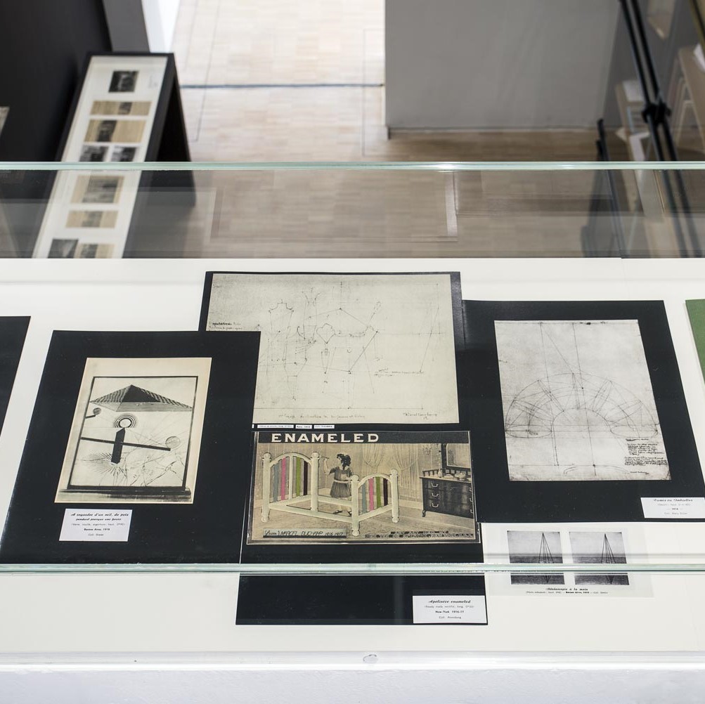 Photographie de vitrines présentant divers papiers et illustrations.