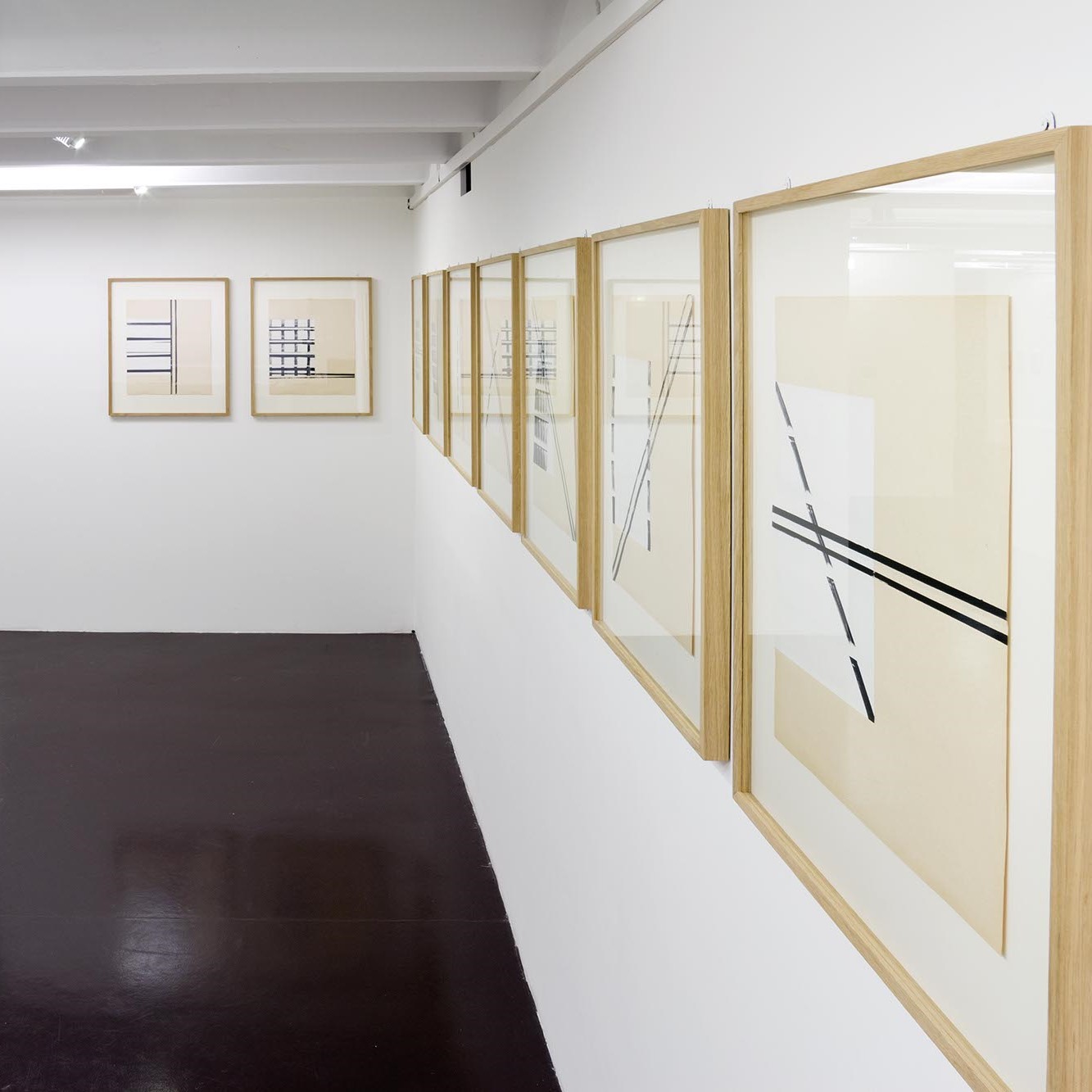 Salle d'exposition avec cadres aux murs.