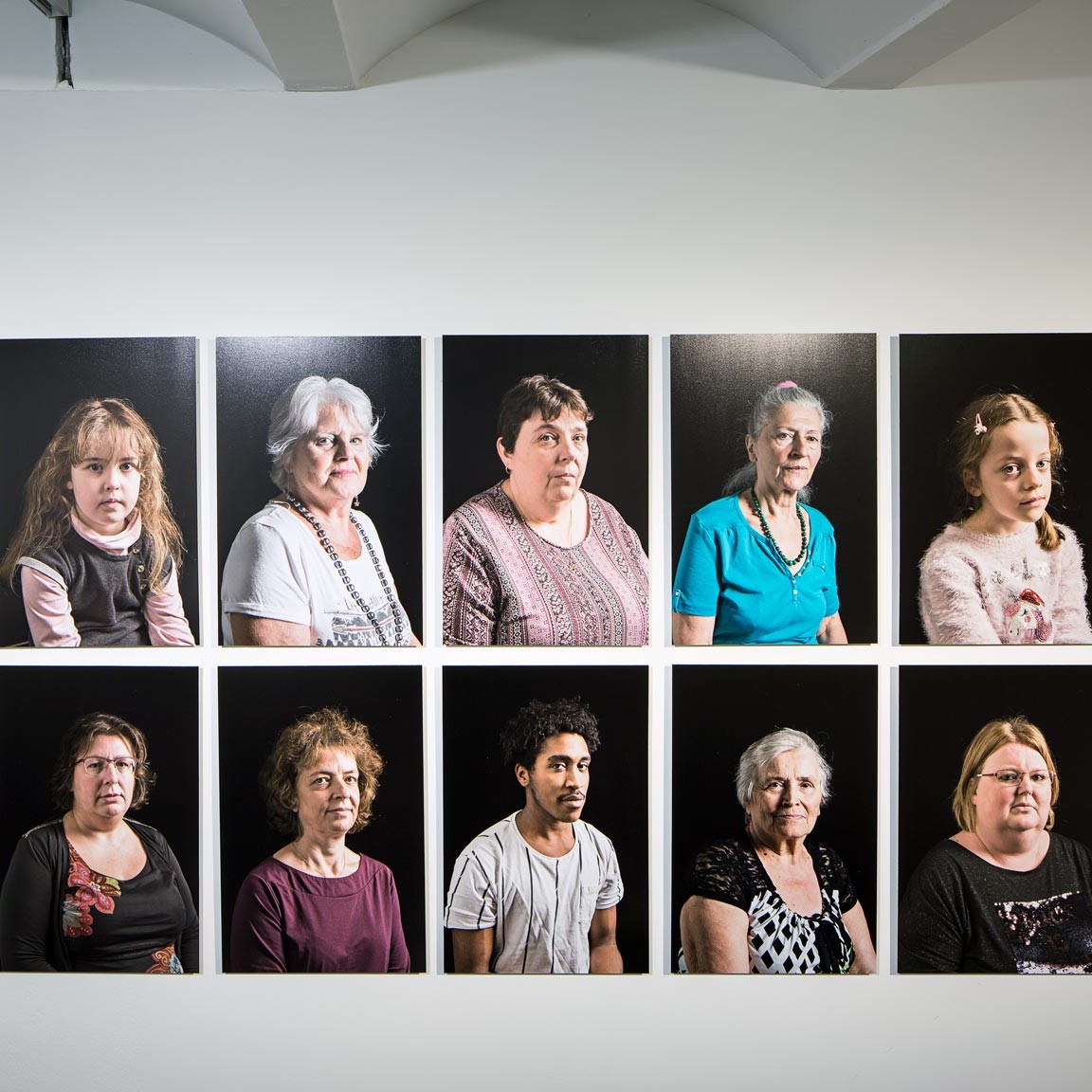 Photographies de 10 femmes sur un mur.