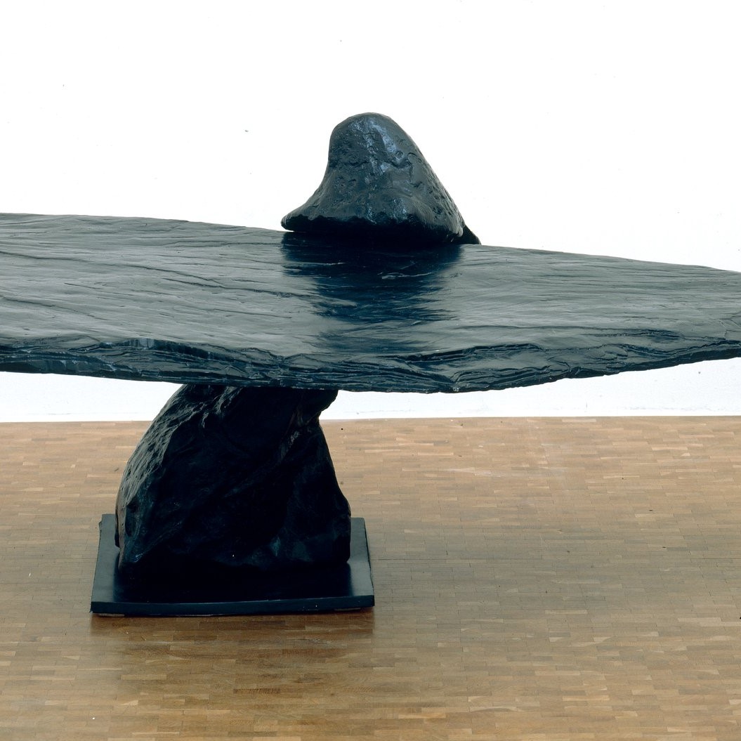 Sculpture en pierre noir en forme de table.