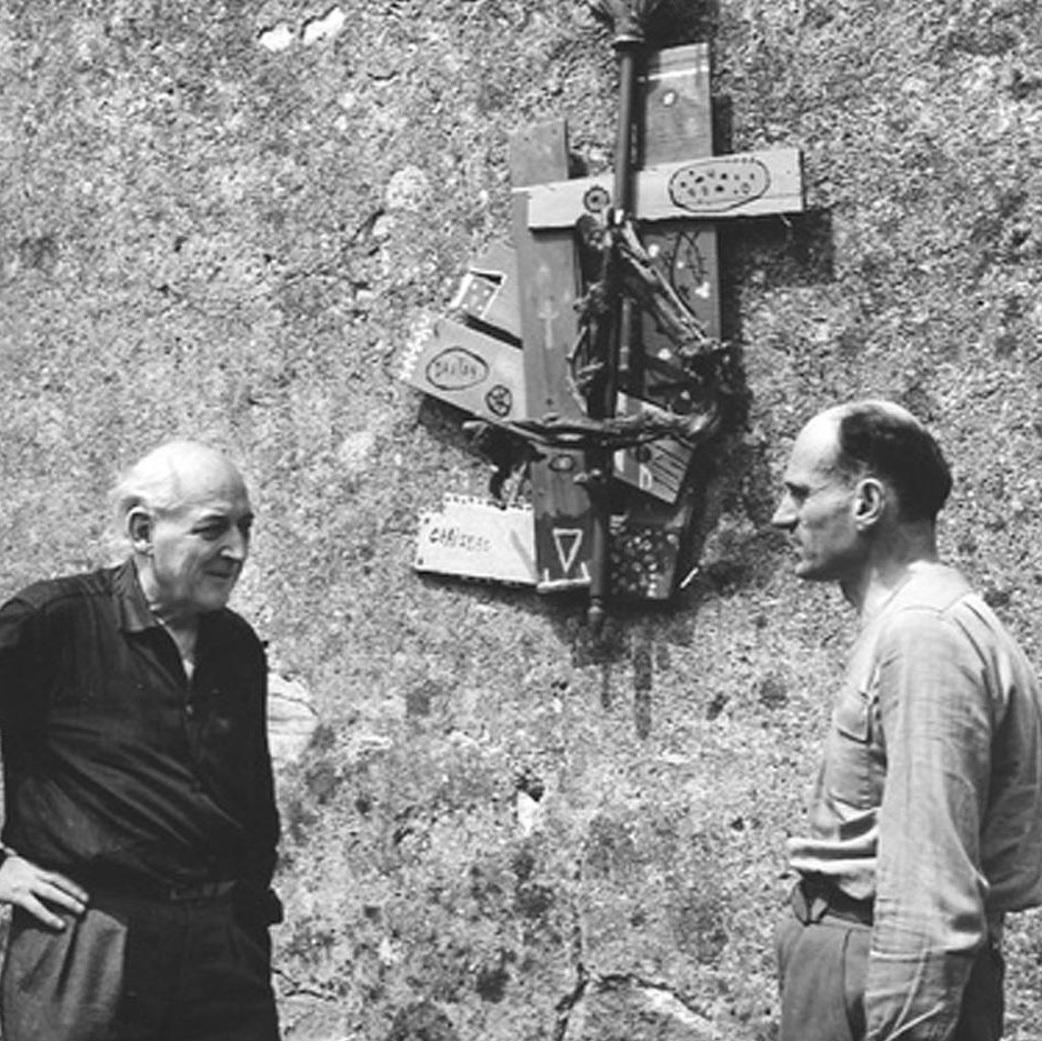 Photographie en noir et blanc avec deux hommes se regardant se profil.