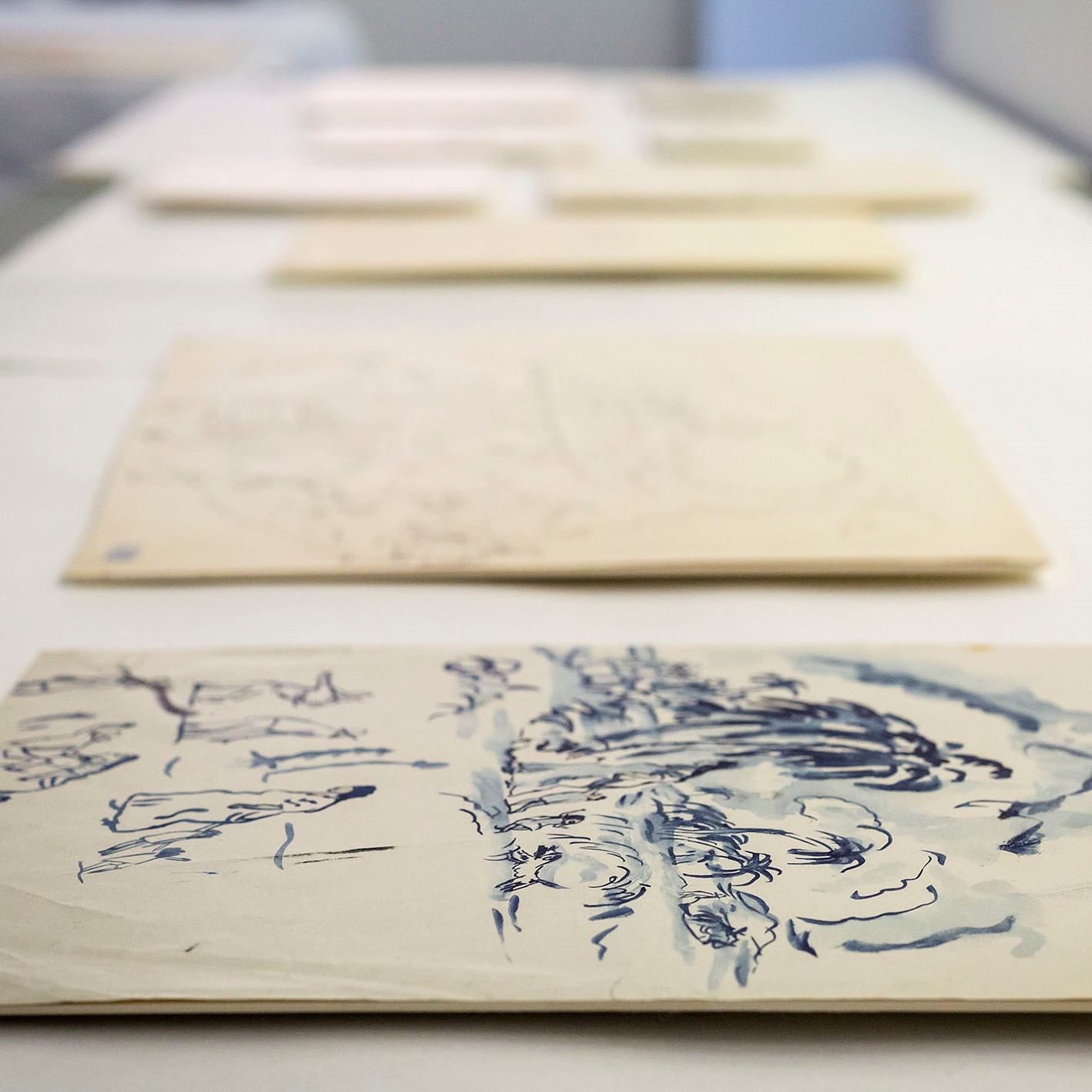 Dessin présenté sur une table.