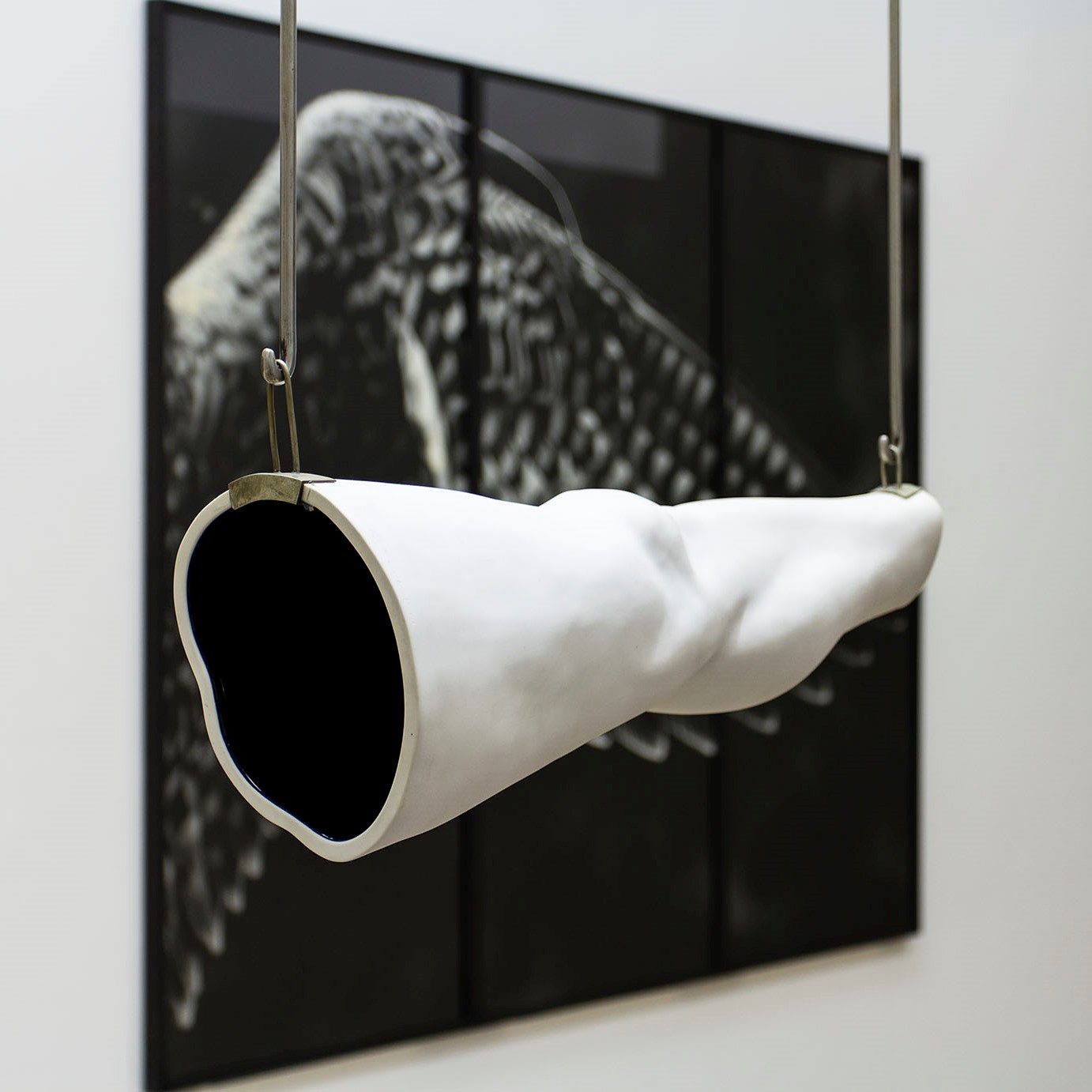 Sculpture devant une photographie.