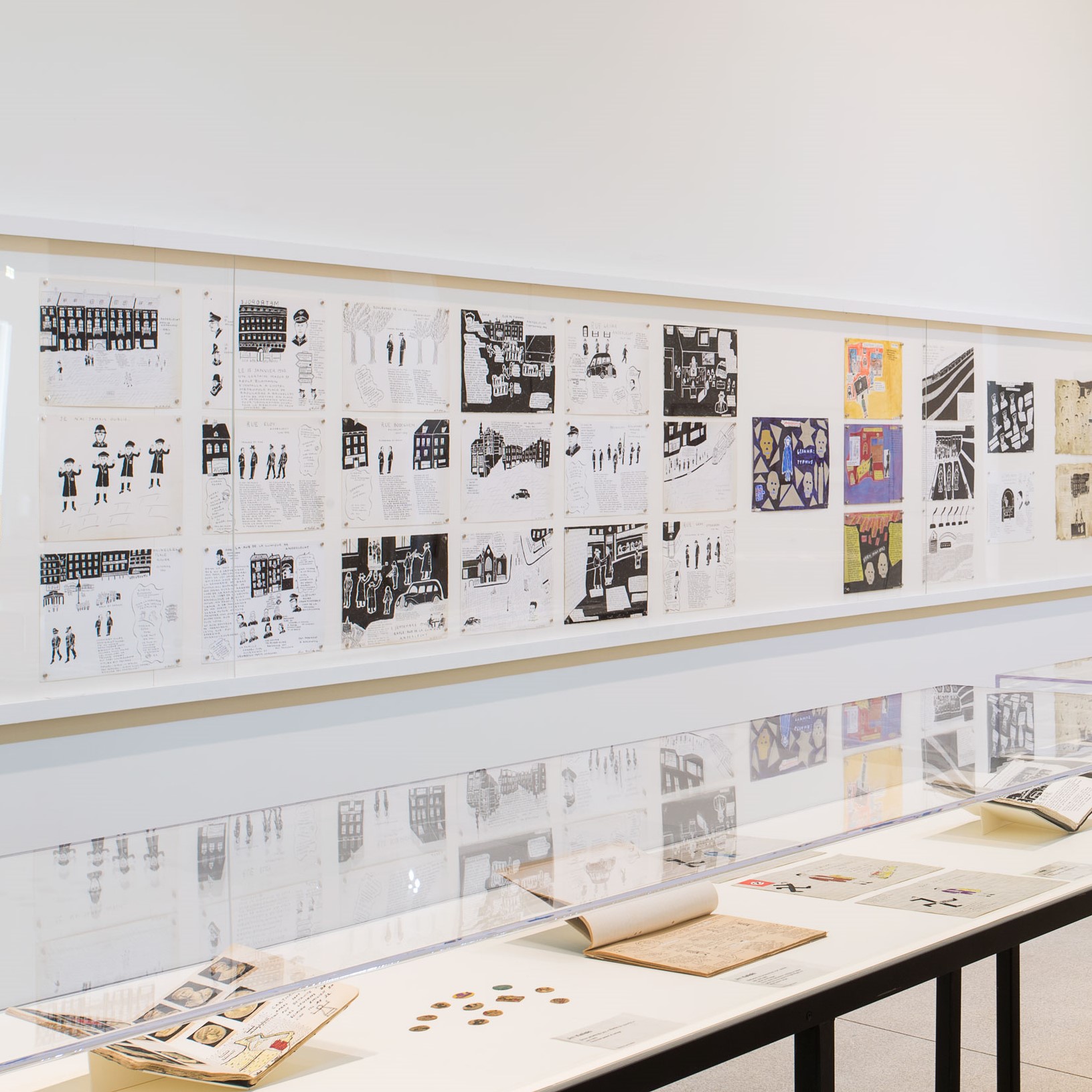 Vitrine présentant des ouvrages.