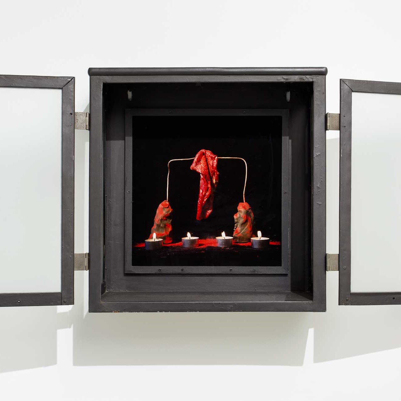 Œuvre s'ouvrant sur une petite installation.