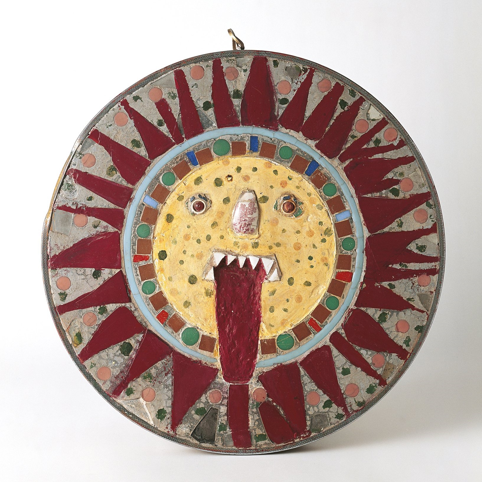 Œuvre d'art brut représentant un visage qui tire la langue.