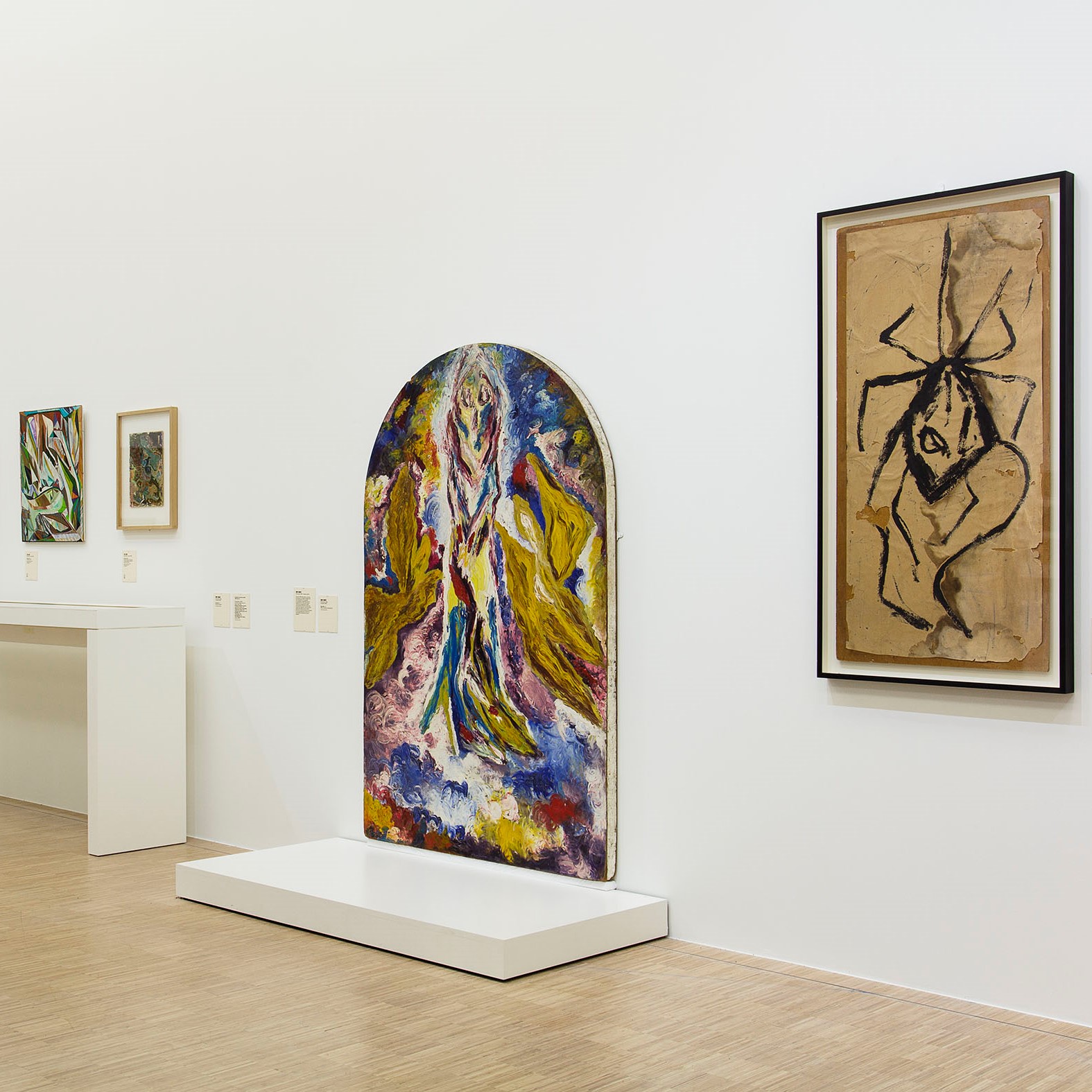 Salle d'exposition avec œuvres.