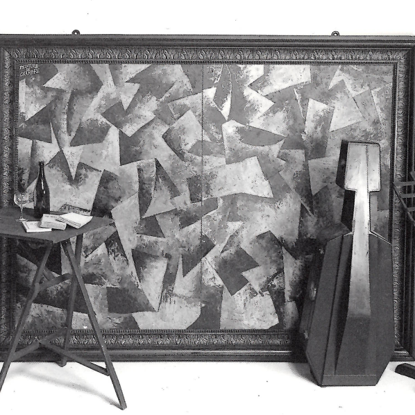 Œuvre en 3D, un tableau, un violon, un trépied et une table.