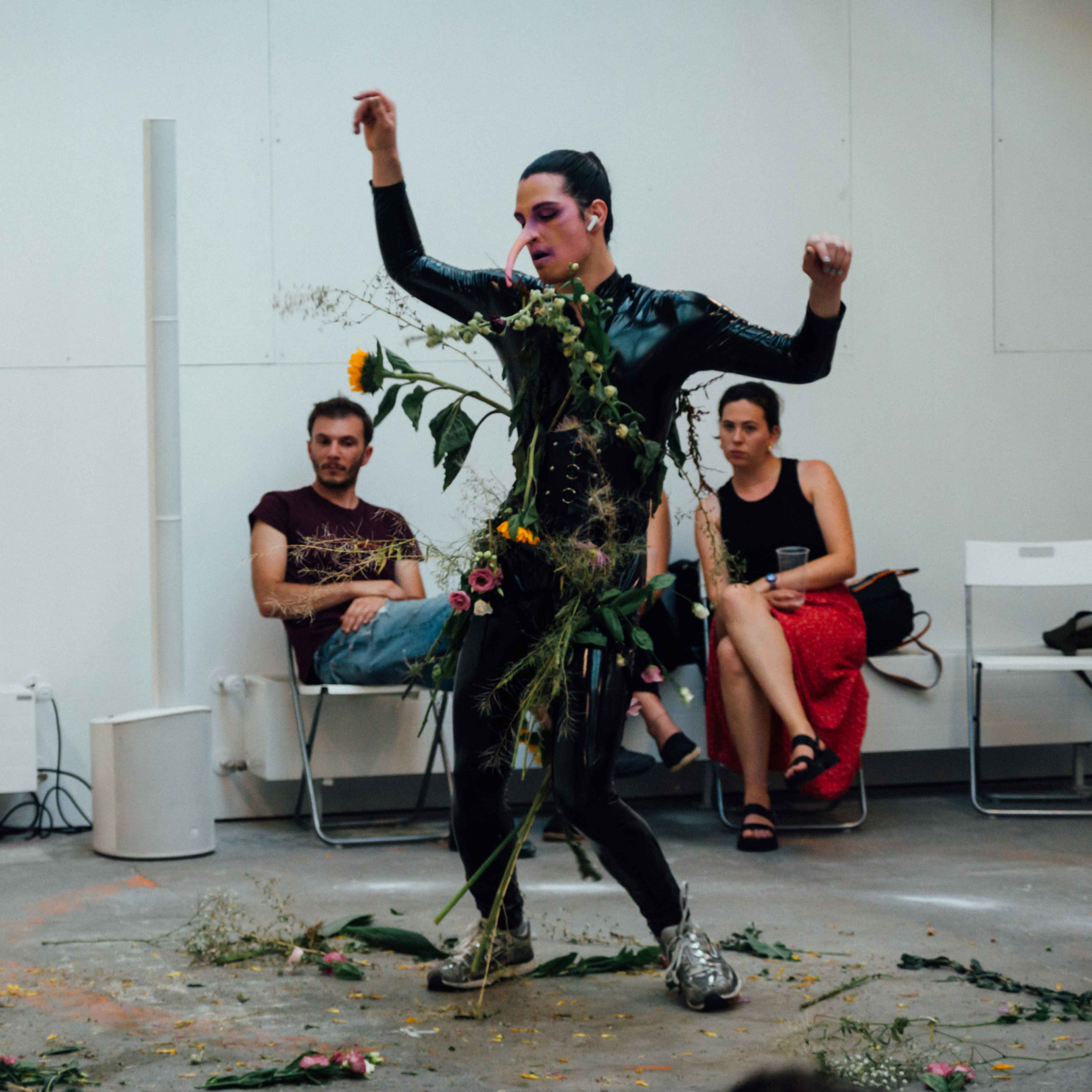 Et l’on partira sous forme de papillons enflammés, Johanna Rocard, Photo : Lila Neutre / Spielact Festival