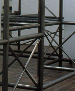 Structure métallique dans une salle d'exposition.