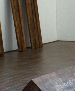 Salle d'exposition avec sculptures en bois.