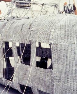 Œuvre monumentale dans une salle d'exposition.