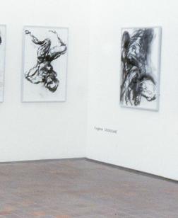 Salle d'exposition avec des dessins aux murs.