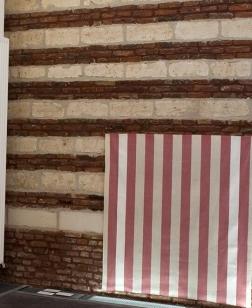 Œuvre apposée sur un mur. 