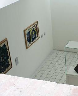 Vue de haut d'une salle d'exposition.