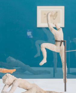 Vitrine présentant des sculptures en pierres.