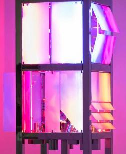 Installation lumineuse violette.