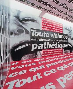 Salle d'exposition recouverte de messages.