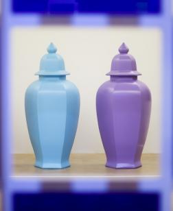 Deux jarres (bleu et violette) au travers de carrés de verres.