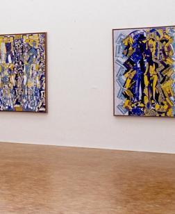 Salle d'exposition avec deux tableaux au mur.