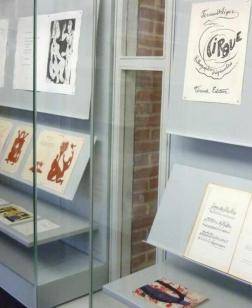 Vitrine et exposition sur le sport et le mouvement.