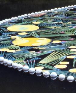 Création artistique qui flotte sur l'eau.