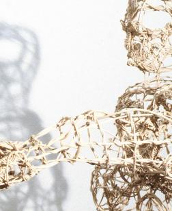 Sculpture laissant apparaitre grâce à la lumière une ombre.